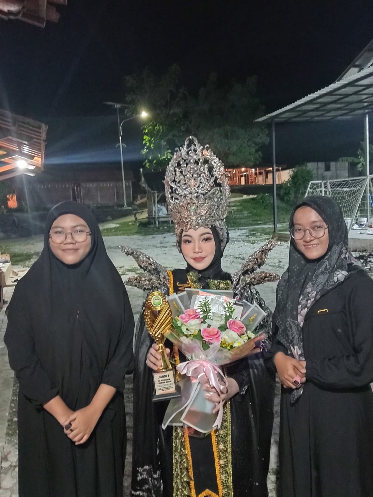 Tim Ladaina bersama pemenang Miss Al Muhibbin