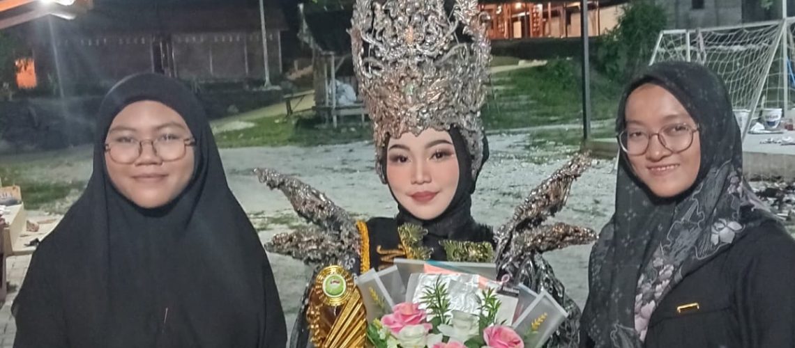 Tim Ladaina bersama pemenang Miss Al Muhibbin